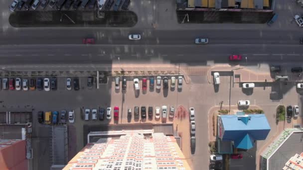 Parcheggio vicino al complesso residenziale, vista aerea dall'alto. Auto parcheggiate vicino agli appartamenti — Video Stock