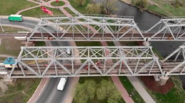 Demiryolu tadilatı. Demiryolu köprüsünün yeniden inşasında çalışan ağır makineler