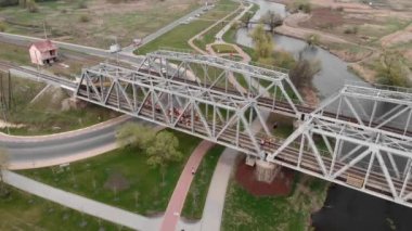 Demiryolu inşaatında çalışan insanlar. Demiryolu yenileme