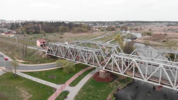 Trabajadores con máquinas pesadas que trabajan en la reconstrucción de puentes ferroviarios. Renovación de carriles — Vídeo de stock