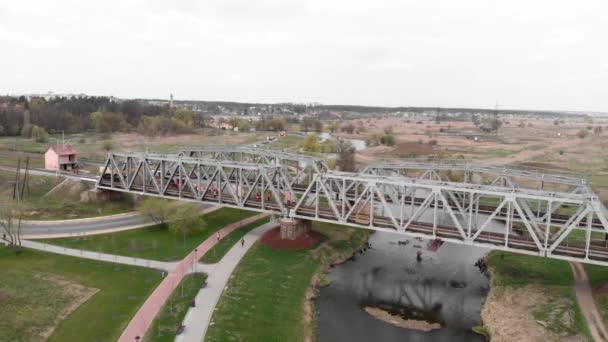 Demiryolu köprüsünün tamiri. Köprü yenileme işi. Köprüde çalışan işçiler — Stok video