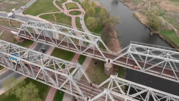 Funciona a alta altitude. Restauração da ponte ferroviária. Renovação de trilhos. Máquina pesada — Vídeo de Stock