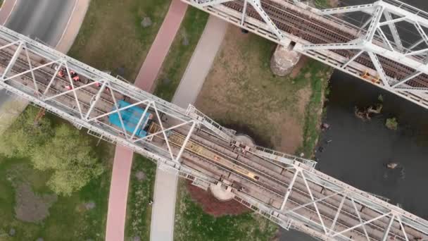 A vasúti hídon vasúti sínek felújításával kapcsolatos nehézgépészeti munkák. A vasút újjáépítése — Stock videók
