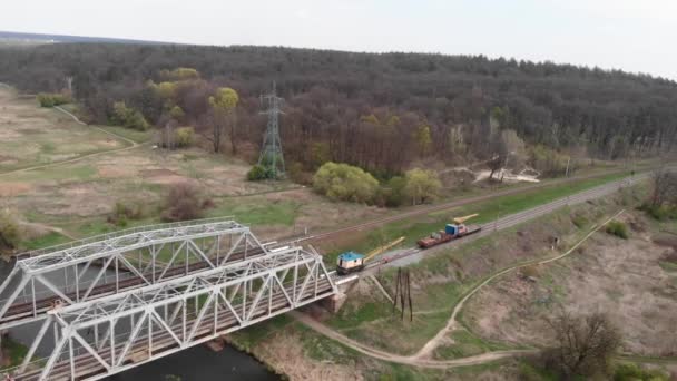 Máquinas pesadas trabajando en el sitio de reconstrucción ferroviaria. Renovación de ferrocarriles en ferrocarril — Vídeo de stock