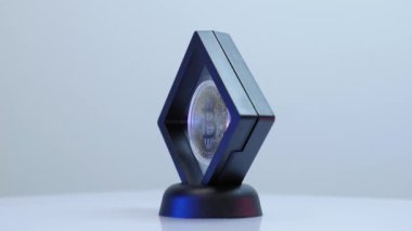 Bitcoin. Beyaz arka planda dönen altın bitcoin. Kripto para birimi. Engelleme zinciri