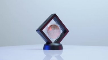 BTC bitcoin beyaz arka planda izole edildi. Borsa. Çevrimiçi finans piyasası