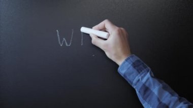 Tahtaya çok yaklaştık. Tahtaya beyaz tebeşirle yazılmış bir şekilde kapalıyız.