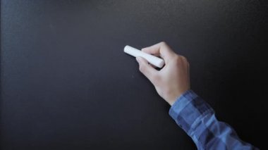 Tahtaya tebeşirle yazı yazan adamların el çizimi sembolleri. Kadın ve erkek eşitliği