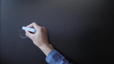 Tahtaya erkek eşitliği sembolü çiziyor. İnsan artı insan eşittir aşk.