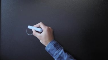 Tahtaya mavi ve pembe tebeşirli erkek ve kadın sembolleri çizmek