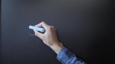 Tahtaya mavi tebeşirli erkek sembolleri çizmek. İnsan artı insan eşittir aşk.