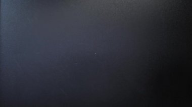 Eğitim konsepti. Tebeşiri tutan ve tahtaya 12345 sayı yazan.