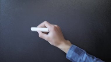 Tahtaya yazılmış merhaba. Tahtaya tebeşirle merhaba yazmak.