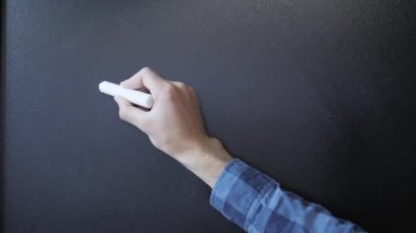 Tahtada hesap yapıyorum. Eğitim. Matematiksel formül ve aritmetik denklem yazılıyor