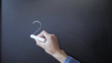 Tahtada 2021 numaralar çizilmiş ve üzeri çizilmiş. Tahtaya 2021 yazılıyor