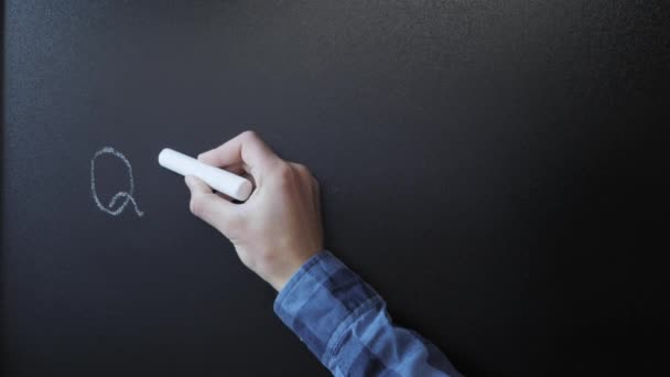 Handschrift woord quarantaine op schoolbord. De man schrijft quarantaine op schoolbord. — Stockvideo