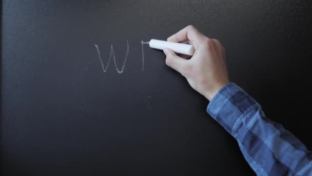 Jsme otevřeni s křídou na tabuli. Man writing We are open on chalkboard — Stock video