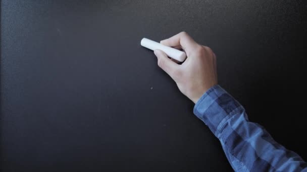 チョーク・ドローイング。手は黒板に白いチョークを持つ女性のシンボルを描きます — ストック動画