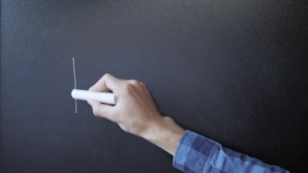 Um homem a escrever "olá" no quadro. Olá palavra escrita no quadro negro com giz — Vídeo de Stock