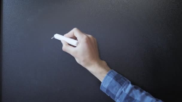 Schrijven op schoolbord wiskundige formules. Eenvoudige rekenkundige vergelijking op schoolbord — Stockvideo