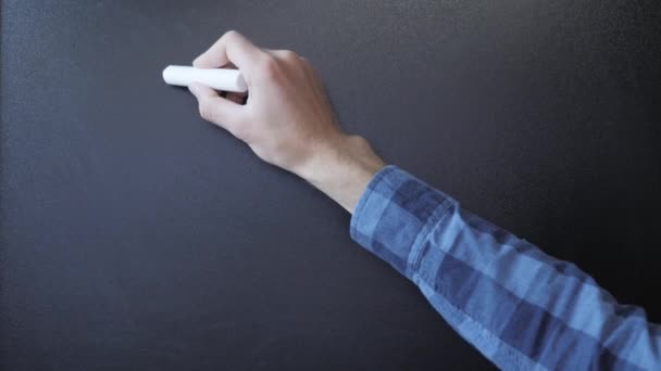 Hand schrijft woord Ja! op schoolbord. Ja geschreven op schoolbord met krijt — Stockvideo