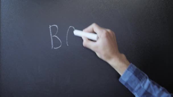 Ruční psaní zpátky do školy na tabuli. Začátek školního roku — Stock video