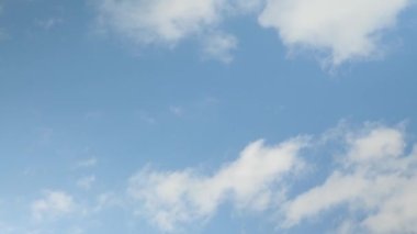 Bulutlu gökyüzü. Güneşli bir günde gökyüzünün zaman aşımı. Güzel doğa.