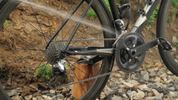 Lavar e limpar a bicicleta com água. Lavagem de bicicletas. Homem lava bicicleta com buraco ao ar livre — Vídeo de Stock