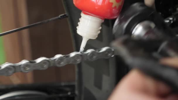 Vista de cerca de la cadena lubricante de la bicicleta. Limpieza y lubricación de la cadena de bicicletas — Vídeo de stock