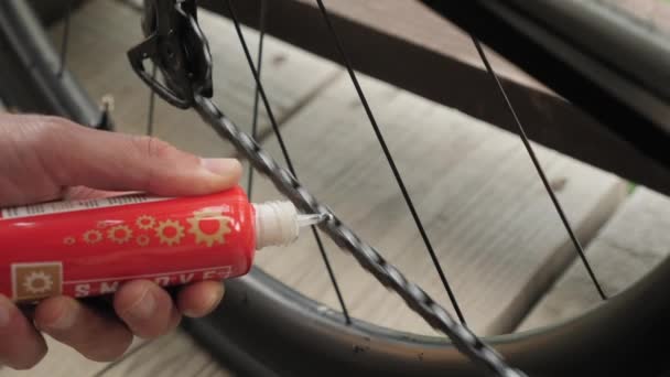 Καθαρισμός και λάδωμα αλυσίδας και εργαλείων ποδηλάτου με λάδι. Lubing αλυσίδα ποδηλάτων — Αρχείο Βίντεο