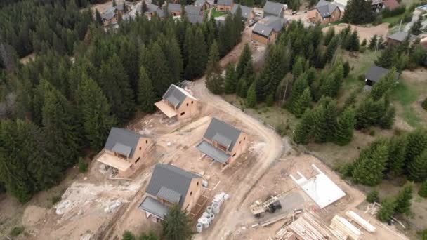 Chalets à la station de ski d'hiver en été. Maisons et villas en construction — Video