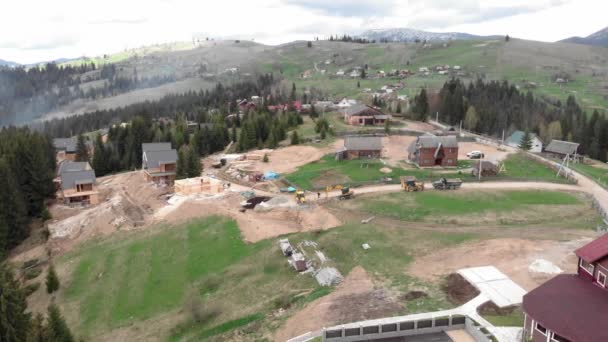 Costruzione di una stazione sciistica. Sport e ricreazione. Cottages costruzione in montagna — Video Stock