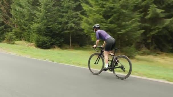 Ciclista in bicicletta. Ciclista professionista femminile in sella alla bicicletta in montagna. Triathlon — Video Stock