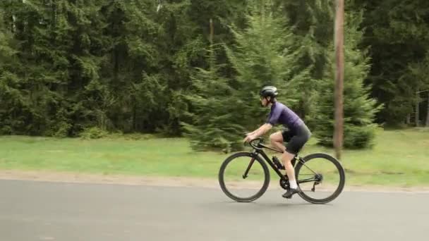 Ciclista su strada professionista. Allenamento in bici da corsa. Ciclista torce i pedali in bicicletta — Video Stock