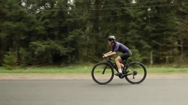 Kvinna som tränar på cykel. Kvinna rider på cykel. Idrottare rider väg cykel. hård träning — Stockvideo