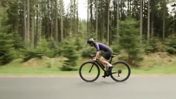 Andar de bicicleta. Triatlo. Treinamento de ciclista em bicicleta. Uma mulher a andar de bicicleta. Treinamento de treino de atleta — Vídeo de Stock