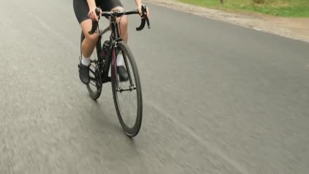 Kvinnlig cykling på cykel. Cyklist ridning på väg cykel. Triathlon. Motivering — Stockvideo