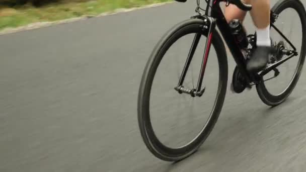 Ciclista in sella alla maratona ciclistica. Allenamento professionale di atleta donna in bicicletta — Video Stock