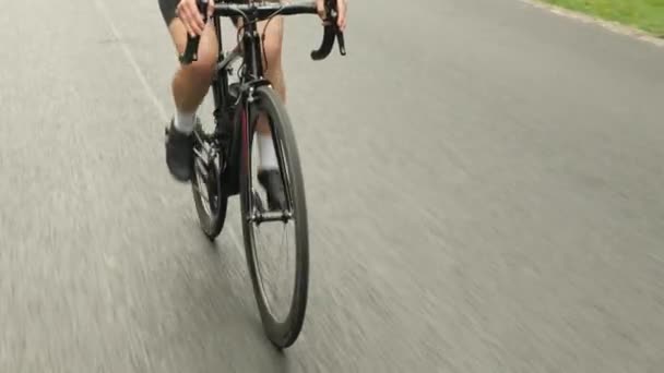 Radfahren. Radfahrtraining auf dem Fahrrad. Triathlon. Sportler fährt Fahrrad in den Bergen — Stockvideo