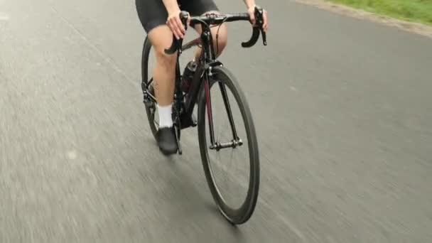 Cycliste à vélo. Femme faisant du vélo. Athlète participant à une course cycliste — Video