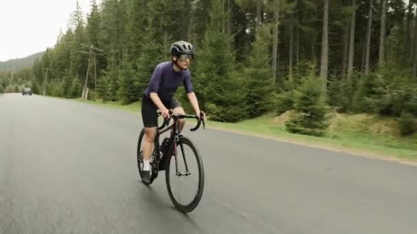 Cyklist hård träning på cykel, gör cardio träning övningar. Cyklar. Triathlon — Stockvideo