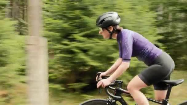 Rowerzysta biegnie z siodła, ciężko trenuje, bierze udział w zawodach kolarskich — Wideo stockowe