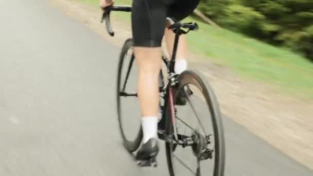 Cykelträning. Idrottaren vrider pedaler på cykel. Växelsystem, cykelhjulsrotation — Stockvideo