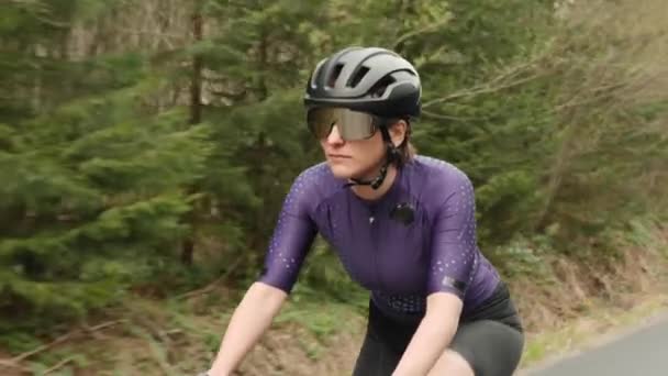 Andar de bicicleta. Triatlo. Mulher a andar de bicicleta. Ciclista pedalando em bicicleta. Desporto. Estilo de vida ativo — Vídeo de Stock