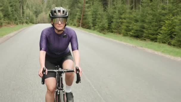 Mulher de bicicleta. Passeios femininos de bicicleta na estrada da montanha. Ciclismo ciclista em bicicleta de estrada — Vídeo de Stock