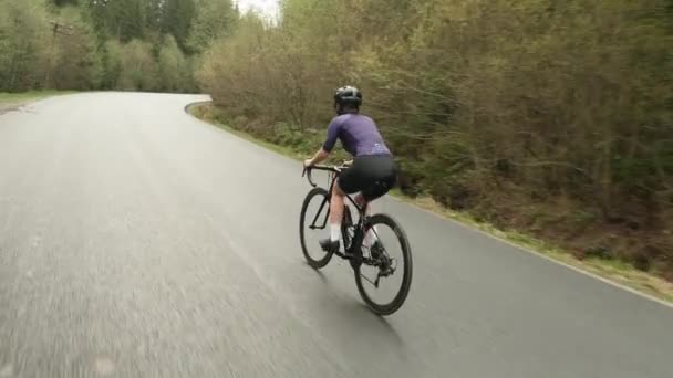 女性のサイクリング。自転車に乗るサイクリスト。自転車のトレーニング。フィットネスワークアウト。トライアスロン — ストック動画