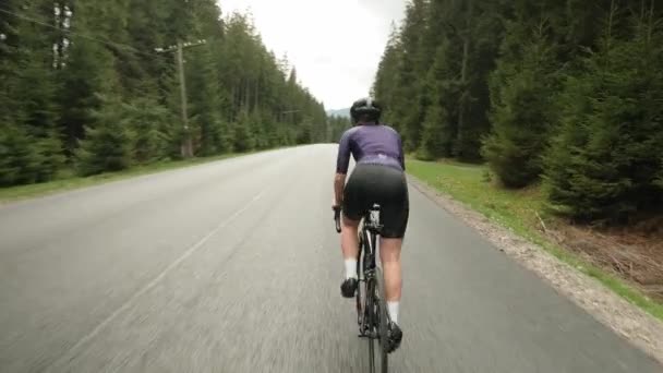 Radfahrer beim Fahrradfahren. Frau fährt Fahrrad. Training auf dem Fahrrad. Fitnesstraining — Stockvideo