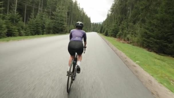 Bisikletli bir kadın. Bisikletle antrenman. Bisiklet süren bir bisikletçi. Triatlon — Stok video