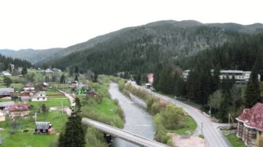 Karpat Dağları. Çam ağaçları üzerinde uçan drone tepeler ve nehirler ile orman