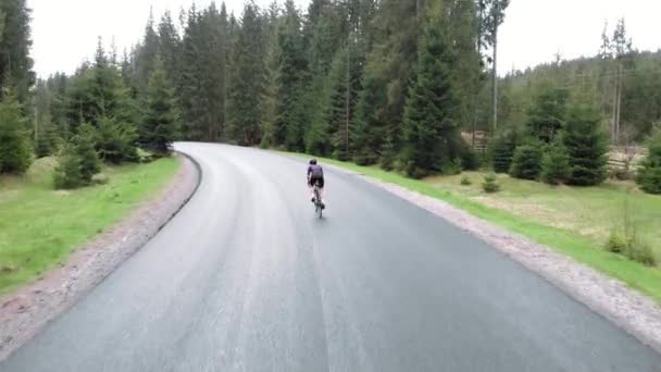 Entrenamiento duro en bicicleta. Mujer gira pedales en bicicleta de carretera. Bicicleta ciclista — Vídeos de Stock